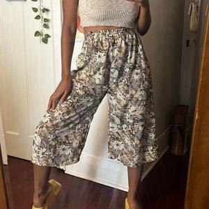Floral, elastic flowy high waisted wide leg pants 💐